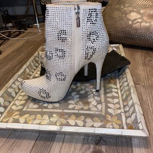 !NWOT Report Signature! White, cream, silver & black Ankle Boot/Heels. Size 8.5